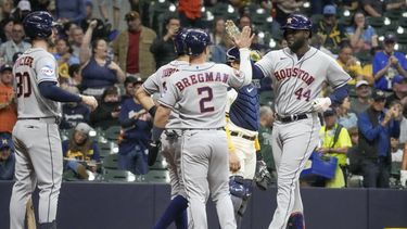 Yordan Álvarez de los Astros de Houston es felicitado por sus compañeros tras batear un grand slam en la sexta entrada del juego ante los Cerveceros de Milwaukee el lunes 22 de mayo del 2023. (AP Foto/Morry Gash)