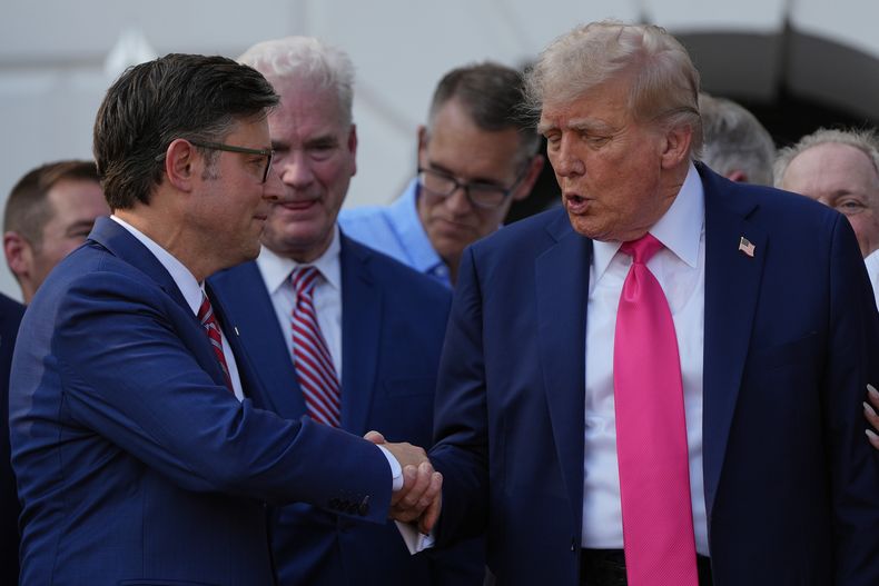 El presidente Donald Trump estrecha la mano del presidente de la Cámara de Representantes, Mike Johnson, tras promulgar su ley de recortes fiscales y al gasto público en la Casa Blanca, el viernes 4 de julio de 2025, en Washington. (AP Foto/Julia Demaree Nikhinson)