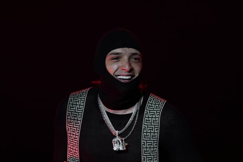 El cantante mexicano Peso Pluma durante su concierto el el Foro Sol de la Ciudad de México el sábado 11 de noviembre de 2023. (Foto AP/Aurea Del Rosario)