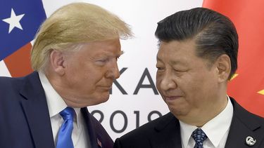 En esta imagen del sábado 29 de junio de 2019 se observa al presidente estadounidense Donald Trump en un encuentro con su homólogo chino Xi Jinping durante una reunión en el marco de la cumbre del G20, en Osaka, Japón. (AP Foto/Susan Walsh, Archivo)