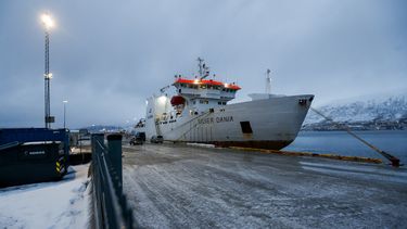 El barco Silver Dania, de propiedad noruega y tripulación rusa y que las autoridades sospechan estaría involucrado en daños a un cable de fibra óptica submarino en el mar Báltico, es llevado al puerto de Tromsø, Noruega, para ser investigado, el viernes.31 de enero de 2025. (Rune Stoltz Bertinussen/NTB Scanpix vía AP)