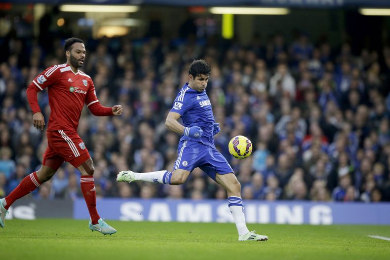 El jugador de Chelsea, Diego Costa, derecha, anota un gol contra West Bromwich Albion en la liga Premier el s&aacute;bado, 22 de noviembre de 2014, en Londres. (AP Photo/Matt Dunham)