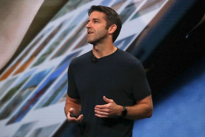 ARCHIVO - John Ternus, vicepresidente de ingeniería de hardware de Apple, presenta los últimos avances del iPad Pro en un evento para anunciar nuevos productos, el 30 de octubre de 2018, en Brooklyn, Nueva York. (AP Foto/Bebeto Matthews, archivo)