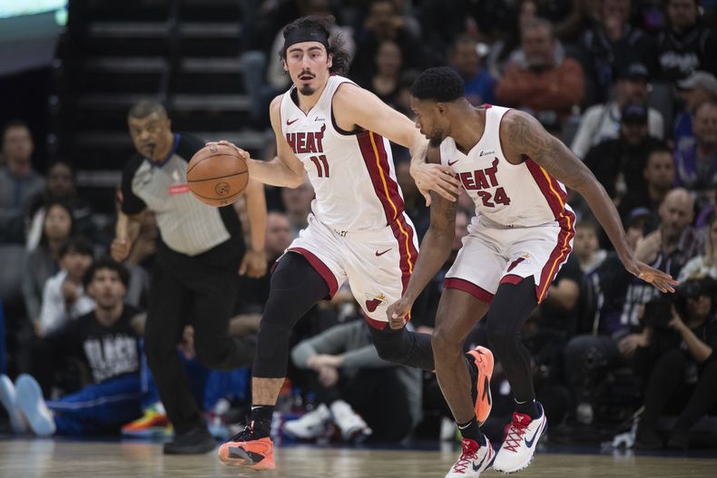 Jaime Jaquez Jr. (11), del Heat de Miami, comienza un rompimiento rápido con Haywood Highsmith (24) en el primer cuarto del juego de baloncesto de la NBA en contra de los Kings de Sacramento, en Sacramento, California, el lunes 26 de febrero de 2024. (AP Foto/José Luis Villegas)
