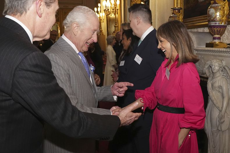 El rey Carlos III de Gran Bretaña saluda a Riz Lateef durante una recepción en el Palacio de Buckingham, Londres, para invitados de una amplia gama de organizaciones de medios de todo el país, el miércoles 26 de marzo de 2025. (Aaron Chown, Pool via AP)