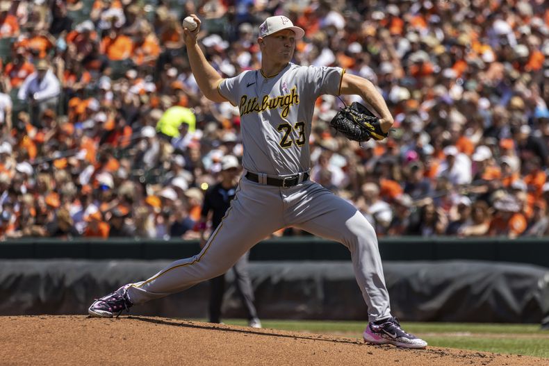 Mitch Keller lanza por los Piratas de Pittsburgh ante los Orioles de Baltimore, el domingo 14 de mayo de 2023, en Baltimore. (AP Foto/Julia Nikhinson)