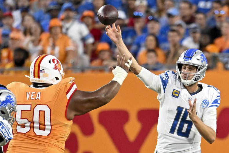 El quarterback Jared Goff (16), de los Lions de Detroit, lanza bajo presión en el duelo ante los Buccaneers de Tampa Bay en el partido del domingo 15 de octubre de 2023, en Tampa, Florida. (AP Foto/Jason Behnken)