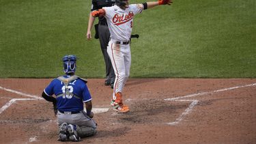 Gunnar Henderson (derecha) de los Orioles de Baltimore celebra tras batear un jonrón ante los Reales de Kansas City, el domingo 11 de junio de 2023. (AP Foto/Jess Rapfogel)