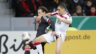 americateve | El jugador mexicano de Bayer Leverkusen, Andr&eacute;s Guardado, izquierda, disputa un bal&oacute;n en un partido por la Copa de alemania el mi&eacute;rcoles, 12 de febrero de 2014, en Leverkusen, Alemania. (AP Photo/Frank Augstein)