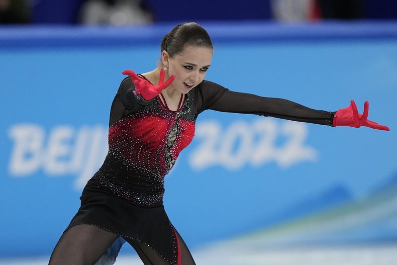 ARCHIVO - Kamila Valieva, del Comité Olímpico Ruso, compite en el programa de libre de patinaje artístico en los Juegos Olímpicos de 2022, el lunes 7 de febrero de 2022, en Beijing. (AP Foto/David J. Phillip, Archivo)