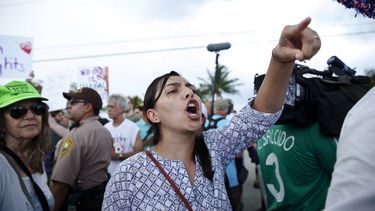 Trump compara a inmigrantes con “invasores”
