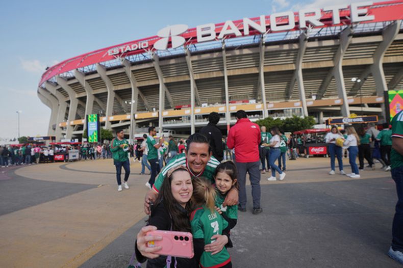 ARCHIVO - Aficionados llegan al Estadio Azteca para el partido amistoso internacional de fútbol entre México y Portugal en la Ciudad de México, el sábado 28 de marzo de 2026. (Foto AP/Fernando Llano, Archivo)