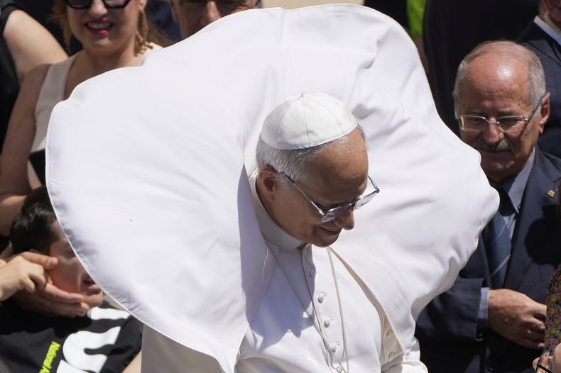 Una ráfaga de viento agita la ropa del papa León XIV al final de la plegaria del Angelus en la plaza ante el Palacio Apostólico en Castel Gandolfo, Italia, el domingo 20 de julio de 2025. (AP Foto/Gregorio Borgia)