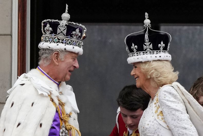 El rey Carlos III y la reina Camila sonríen en el balcón del Palacio de Buckingham tras la ceremonia de coronación en Londres, el sábado 6 de mayo de 2023. (AP Foto/Frank Augstein)