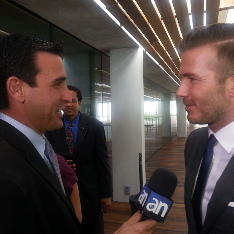 David Beckham ha pateado el balón y ya es dueño de un equipo de futbol aquí en Miami