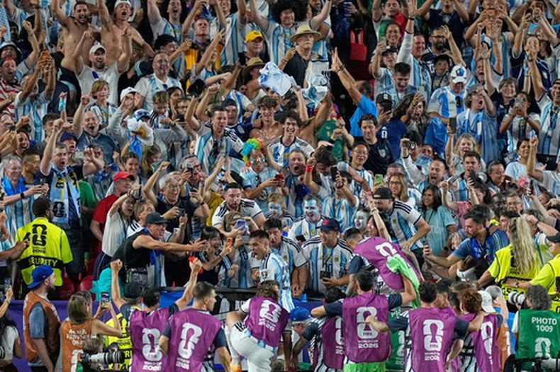 Lautaro Martínez de la selección de Argentina, festeja con los hinchas tras anotar el tercer gol de su equipo en los cuartos de final de la Copa del Mundo ante Suiza, el sábado 11 de julio de 2026 en Kansas City, Missouri (AP Foto/Ashley Landis)