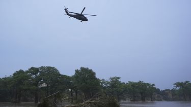 Un helicóptero sobrevuela el río Guadalupe después de que una inundación repentina arrasara el área, el viernes 4 de julio de 2025, en Kerrville, Texas. (AP Foto/Eric Gay)