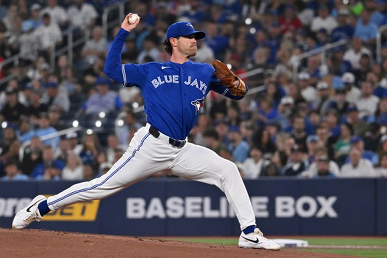 El lanzador abridor de los Azulejos de Toronto, Shane Bieber (57), lanza hacia un bateador de los Medias Blancas de Chicago durante la primera entrada de un partido de béisbol en Toronto, el sábado 18 de julio de 2026. (Jon Blacker/The Canadian Press vía AP)