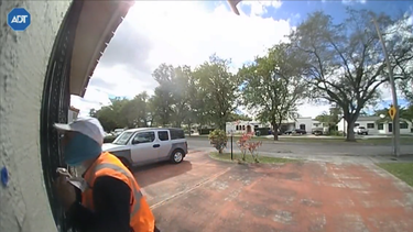 aprovechando que tenia demencia, hombre robo de la casa de una anciana en miami 3 pistolas y 16 tarjetas de credito