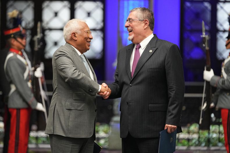 El presidente del Consejo Europeo, Antonio Costa (a la izquierda), y el presidente de Guatemala, Bernardo Arévalo, se dan la mano tras ofrecer una rueda de prensa en el Palacio Nacional de la Ciudad de Guatemala, el miércoles 20 de mayo de 2026. (Foto AP/Moisés Castillo)