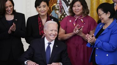 Biden firma ley contra crímenes de odio hacia asiáticos