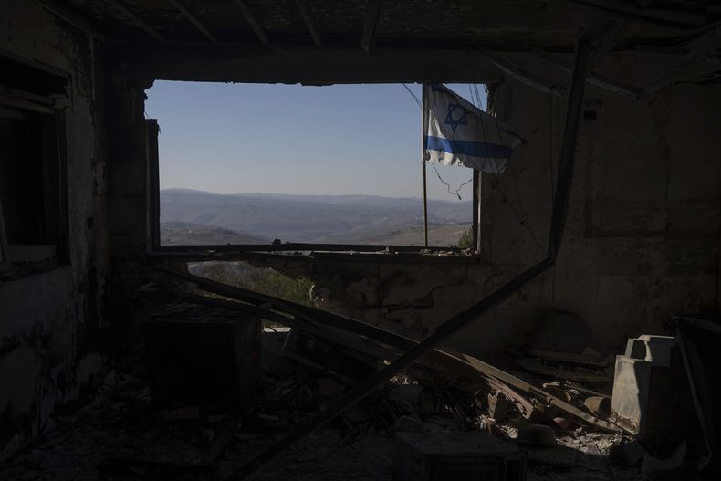 Una vista de un pueblo libanés a través de la ventana de una casa alcanzada por un cohete lanzado desde Líbano, en el kibbutz Manara, en el norte de Galilea, en el norte de Israel, el lunes 2 de diciembre de 2024. (AP Foto/Ohad Zwigenberg)