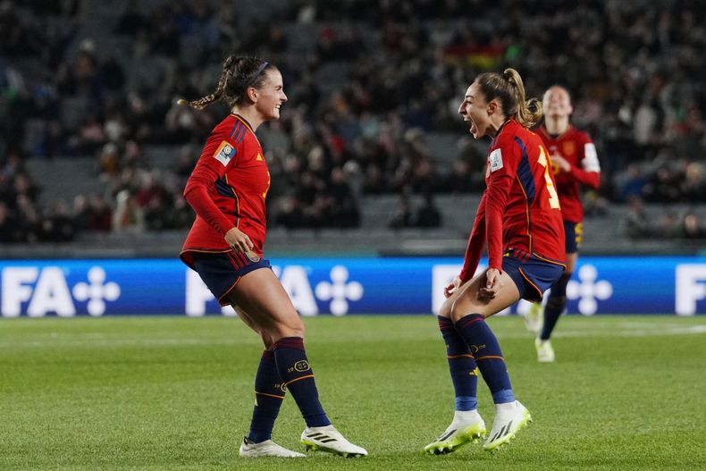 Teresa Abelleira (izquierda) celebra con Olga Carmona tras anotar el primer gol de España en la victoria 5-0 ante Zambia en el Mundial femenino, el miércoles 26 de julio de 2023, en Auckland, Nueva Zelanda. (AP Foto/Abbie Parr)