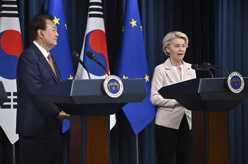 Ursula von der Leyen, presidenta de la Comisión Europea, y el presidente de Corea del Sur, Yoon Suk Yeol, durante una conferencia de prensa en la Oficina Presidencial en Seúl, el 22 de mayo de 2023. (Foto de Jung Yeon-je/Pool Photo vía AP)