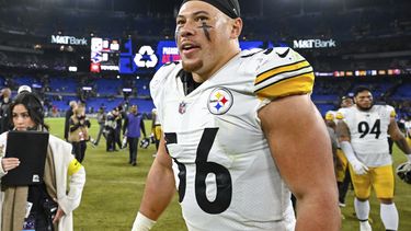 ARCHIVO -Foto del 1 de enero del 2023, el linebacker de los Steelers de Pittsburgh Alex Highsmith deja el campo tras el juego ante los Ravens de Baltimore. El miércoles 19 de julio de 2023, Highsmith firma una extensión de contrato con los Steelers. (AP Foto/Terrance Williams, Archivo)
