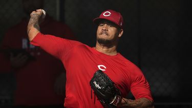 El pitcher de ls Rojos de Cincinnati Frankie Montas lanza durante una práctica en los entrenamientos de primavera en Goodyear, Arizona el 14 de febrero del 2024. (AP Foto/Carolyn Kaster)
