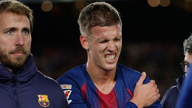 Dani Olmo del Barcelona reacciona adolorido por una lesión del hombro tras marcar un gol ante el Atlético de Madrid en la Liga española, el martes 2 de diciembre de 2025, en Barcelona. (AP Foto/Joan Monfort)