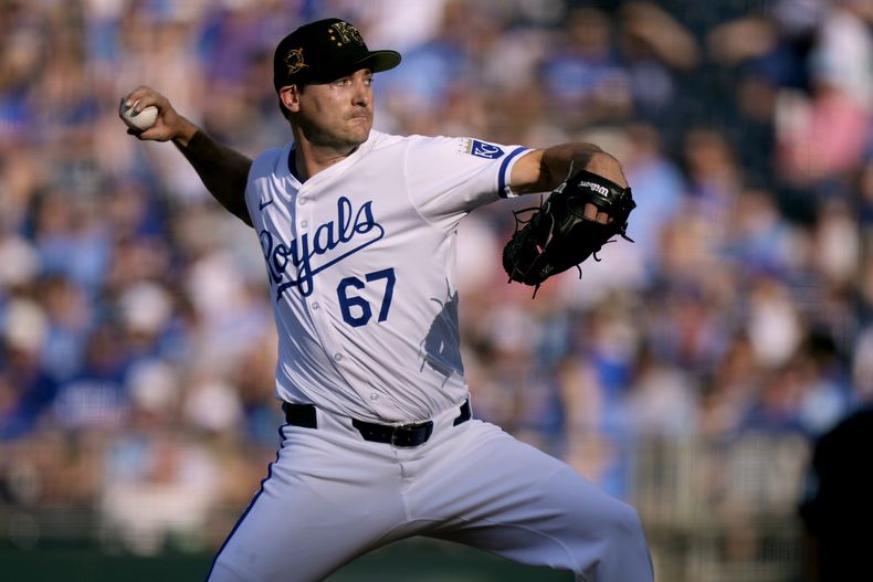 Seth Lugo, abridor de los Reales de Kansas City, lanza en el juego del sábado 18 de mayo de 2024, ante los Atléticos de Oakland (AP Foto/Charlie Riedel)