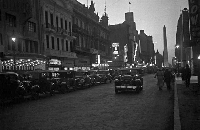 &nbsp;Vista hacia el oeste de la Avenida Corrientes desde su intersección con Maipú, Buenos Aires, en 1936.