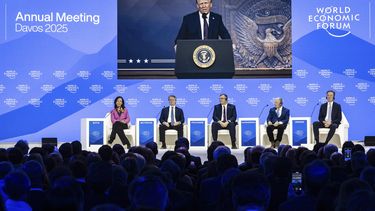 El presidente estadounidense Donald J. Trump al hablar por video al Foro de Davos en Davos, Suiza, el 23 de enero del 2025. (Michael Buholzer/Keystone via AP)