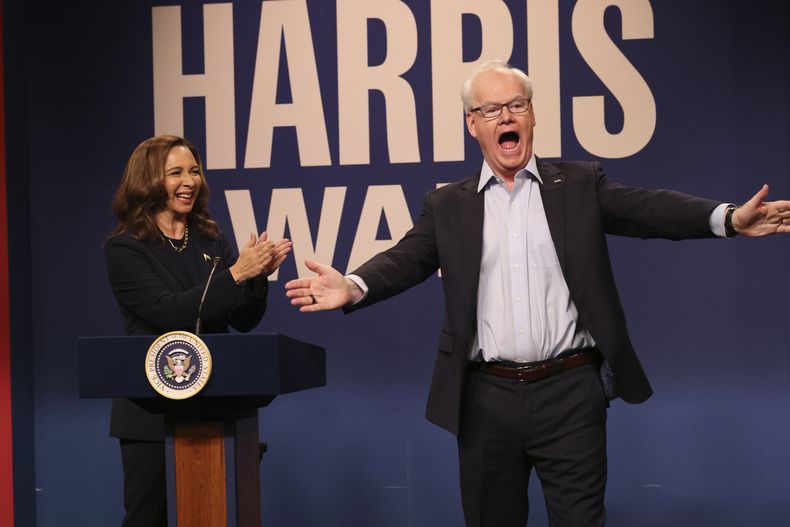Esta imagen publicada por NBC muestra a Maya Rudolph como Kamala Harris, izquierda, y Jim Gaffigan como Tim Walz, durante un sketch de Saturday Night Live en Nueva York el sábado 28 de septiembre de 2024. (Will Heath/NBC vía AP)