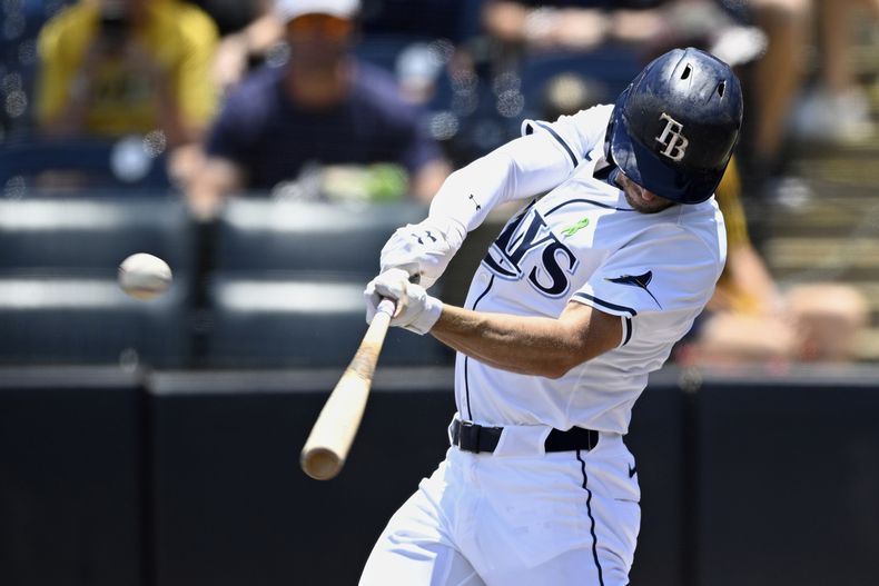 Brandon Lowe, de los Rays de Tampa Bay, conecta un jonrón de dos carreras durante la primera entrada de un juego de béisbol contra los Azulejos de Toronto, el domingo 25 de mayo de 2025, en Tampa, Florida (AP Foto/Phelan M. Ebenhack)