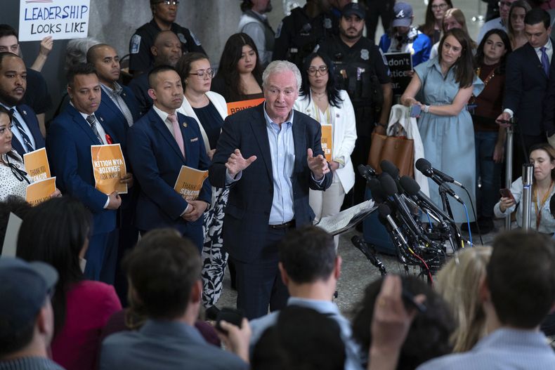 El senador demócrata Chris Van Hollen ofrece una conferencia de prensa en el Aeropuerto Internacional Washington-Dulles tras llegar de El Salvador luego de reunirse allí con el salvadoreño Kilmar Ábrego García, el viernes 18 de abril de 2025, en Chantilly, Virginia. (AP Foto/José Luis Magaña)