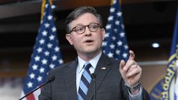El presidente de la Cámara de Representantes, Mike Johnson, habla en una conferencia de prensa en el Capitolio, el martes 6 de febrero de 2024, en Washington. (AP Foto/José Luis Magaña)
