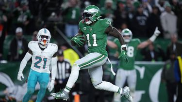 A.J. Brown (11), receptor de los Eagles de Filadelfia, anota un touchdown durante la segunda mitad del partido de la NFL en contra de los Dolphins de Miami, el domingo 22 de octubre de 2023, en Filadelfia. (AP Foto/Matt Slocum)