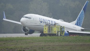 Un avión de United Airlines permanece en un área de césped tras salirse de la pista el viernes 8 de marzo de 2024, en el Aeropuerto Intercontinental George Bush en Houston. (Jason Fochtman/Houston Chronicle vía AP)