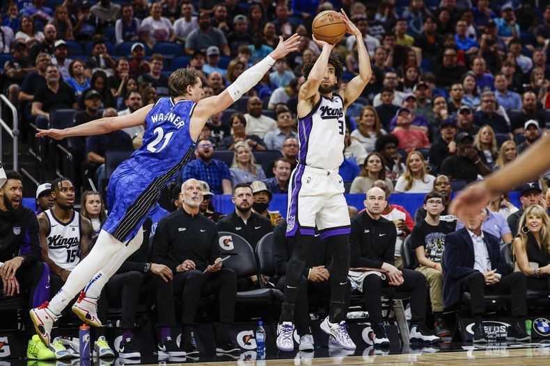 El pívot del Magic de Orlando Moritz Wagner defiende al base de los Kings de Sacramento Chris Duarte en el encuentro de la NBA del sábado 23 de marzo del 2023. (AP Foto/Kevin Kolczynski)