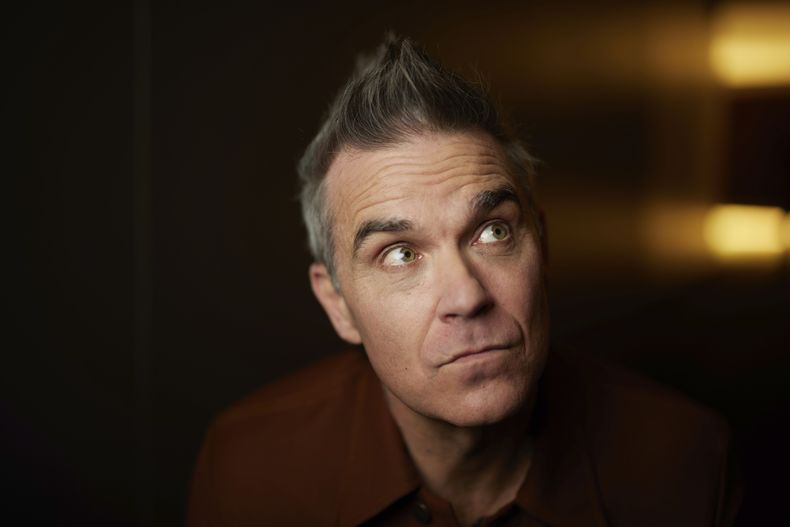Robbie Williams posa para promover la película Better Man el miércoles 13 de noviembre de 2024 en Nueva York. (Foto Matt Licari/Invision/AP)