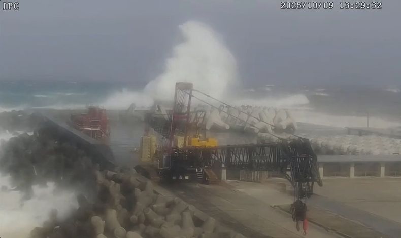 En esta imagen, tomada de un video distribuido por la Oficina de Puertos y Muelles del Gobierno Metropolitano de Tokio, muestra el oleaje en el puerto de Kaminato, en la isla de Hachijo, al sur de Tokio, Japón, el 9 de octubre de 2025. (Oficina de Puertos y Muelles del Gobierno Metropolitano de Tokio vía AP)