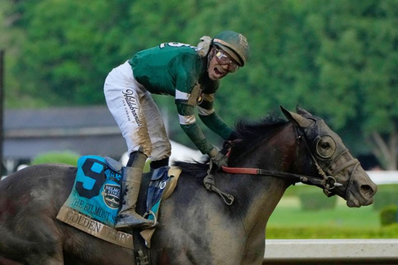 El jockey boricua José Ortiz celebra tras ganar con Golden Tempo la 158va edición de Belmont Stakes, el sábado 6 de junio de 2026 en Saratoga Springs, Nueva York (AP Photo/Yuki Iwamura)