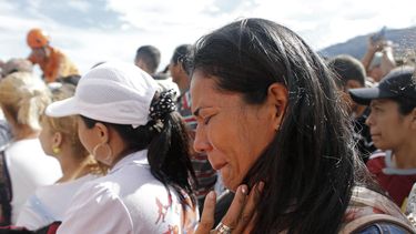 Venezolanos de clase media gastan sus ahorros en comida