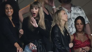 Taylor Swift, segunda de izquierda a derecha, y Brittany Mahomes, segunda de derecha a izquierda, ven el segundo cuarto del partido de la NFL entre los Jets de Nueva York y los Chiefs de Kansas City el 1 de octubre de 2023, en East Rutherford, Nueva Jersey. (Foto AP /Frank Franklin II)