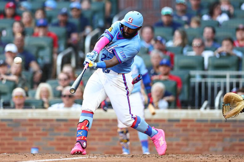 Michael Harris II de los Bravos de Atlanta batea un doble remolcador de dos carreras en la octava entrada ante los Rockies de Colorado el sábado 29 de agosto del 2026. (AP Foto/Colin Hubbard)