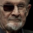 ARCHIVO – El escritor Salman Rushdie posa para promocionar su libro Knife: Meditations After an Attempted Murder (Cuchillo: Meditaciones tras un intento de asesinato), en el Deutsches Theater en Berlín, Alemania, el 16 de mayo de 2024. (AP Foto/Ebrahim Noroozi, Archivo)