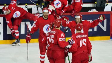 ARCHIVO - Los jugadores de Rusia durante el partido contra Suecia en el Mundial de hockey sobre hielo, el 31 de mayo de 2021, en Riga, Letonia. (AP Foto/Roman Koksarov)