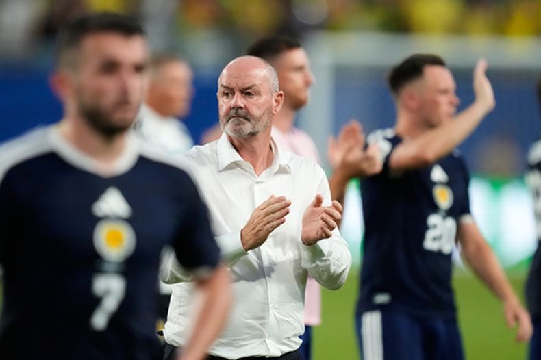 El director técnico de Escocia, Steve Clarke, reacciona tras el partido de fútbol del Grupo C de la Copa Mundial entre Escocia y Brasil en Miami Gardens, Florida, el miércoles 24 de junio de 2026. (Foto AP/Rebecca Blackwell)